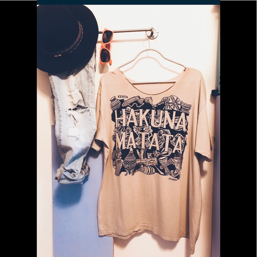 90’s HAKUNA MATATA Raw Neck Hipster T-shirt Tan